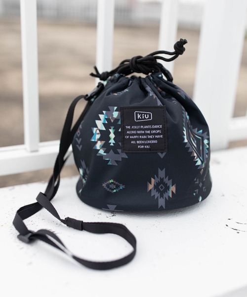 KiU（キウ）の「300D 巾着バッグ（ショルダーバッグ・メンズ・ブラック/パープル/ネイビー/オフホワイト/カーキ/オレンジ/ブラック系その他2/ブラック系その他3/ブラック系その他5/ブラック系その他6/ブラック系その他/イエロー/ホワイト系その他/ブラック系その他4/レオパード/ブルー系その他/ベージュ・FREE）」の7枚目の写真