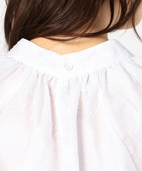 NARACAMICIE（ナラカミーチェ）の「ポリエステルフラワージャガード七分袖ブラウス（シャツ/ブラウス・レディース・ホワイト/ブラック・MEDIUM/X-LARGE）」の7枚目の写真