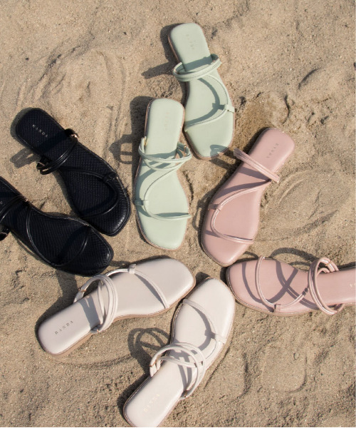 RANDA（ランダ）の「ナローストラップフラットサンダル（サンダル・レディース・ピンク/ブラック/アイボリー/グリーン・M/L/S/LL）」の2枚目の写真