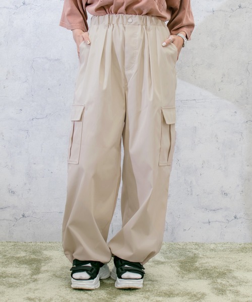 PairPair(ペアペア)の「ワイドカーゴパンツ(ユニセックス)(カーゴパンツ・メンズ・チャコールグレー/カーキ/アイボリー・MEDIUM/LARGE)」の1枚目の写真