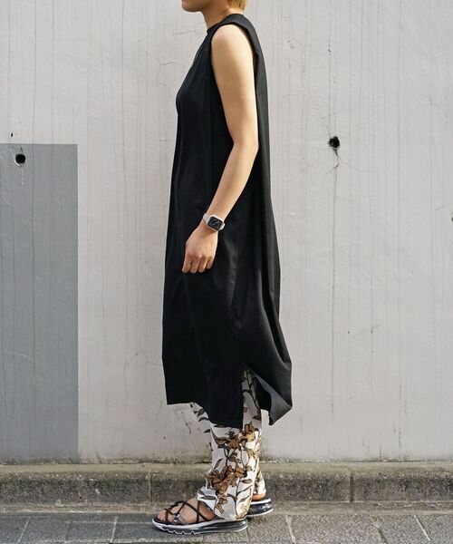 DROIT BELLO(ドロイトベロ)の「DROIT BELLO(ドロイトベロ)ノースリーブカットワンピース(ワンピース・レディース・ブラック/オリーブ・FREE)」の9枚目の写真