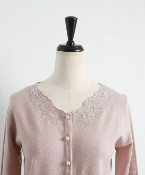 tocco closet(トッコ クローゼット)の「フラワー刺繍入りパールビジュー装飾カーディガン(カーディガン/ボレロ・レディース・ピンクベージュ/オフホワイト・M)」の15枚目の写真