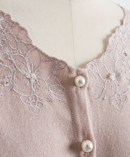 tocco closet(トッコ クローゼット)の「フラワー刺繍入りパールビジュー装飾カーディガン(カーディガン/ボレロ・レディース・ピンクベージュ/オフホワイト・M)」の16枚目の写真