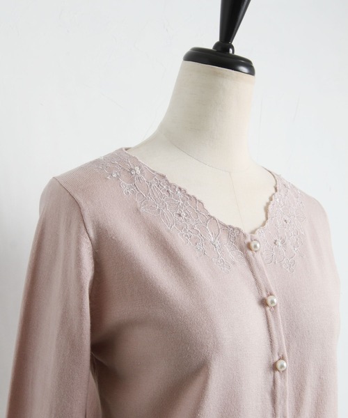 tocco closet(トッコ クローゼット)の「フラワー刺繍入りパールビジュー装飾カーディガン(カーディガン/ボレロ・レディース・ピンクベージュ/オフホワイト・M)」の17枚目の写真