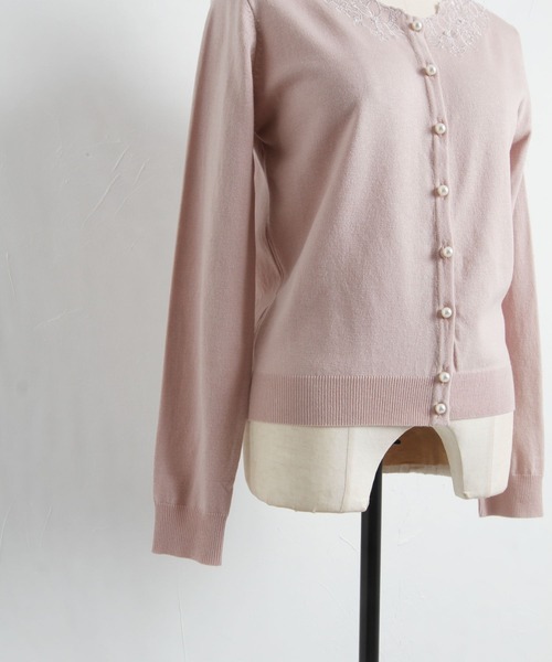 tocco closet(トッコ クローゼット)の「フラワー刺繍入りパールビジュー装飾カーディガン(カーディガン/ボレロ・レディース・ピンクベージュ/オフホワイト・M)」の18枚目の写真