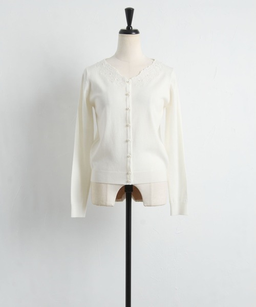 tocco closet(トッコ クローゼット)の「フラワー刺繍入りパールビジュー装飾カーディガン(カーディガン/ボレロ・レディース・ピンクベージュ/オフホワイト・M)」の11枚目の写真