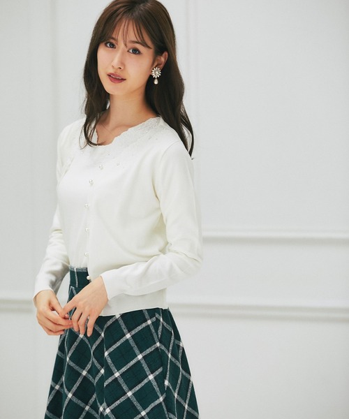 tocco closet(トッコ クローゼット)の「フラワー刺繍入りパールビジュー装飾カーディガン(カーディガン/ボレロ・レディース・ピンクベージュ/オフホワイト・M)」の4枚目の写真