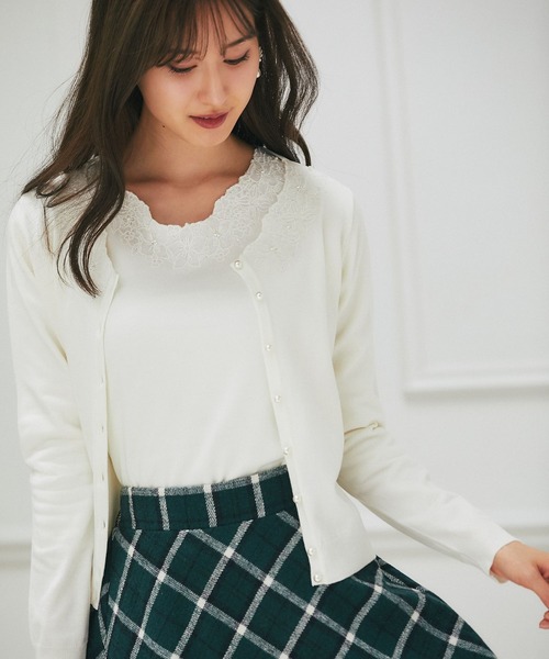 tocco closet(トッコ クローゼット)の「フラワー刺繍入りパールビジュー装飾カーディガン(カーディガン/ボレロ・レディース・ピンクベージュ/オフホワイト・M)」の5枚目の写真