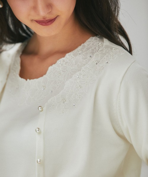 tocco closet(トッコ クローゼット)の「フラワー刺繍入りパールビジュー装飾カーディガン(カーディガン/ボレロ・レディース・ピンクベージュ/オフホワイト・M)」の6枚目の写真