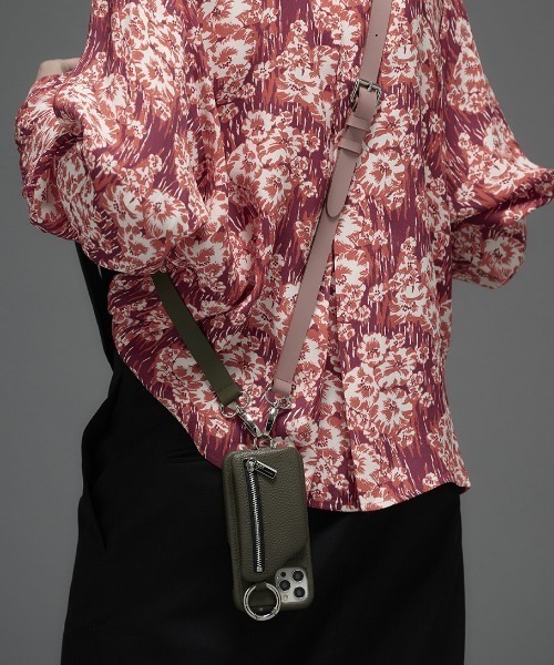 ajew（エジュー）の「ajew/エジュー/【ひも付き】 iPhone13Pro（スマホケース/カバー・レディース・ブラック/グレー/ブラウン/ベージュ/ブルー/パープル/イエロー/ピンク/ホワイト/ロイヤルブルー/ブラウン系その他/オリーブ/ナチュラル/ブルー系その他3/モスグリーン/レッド・FREE/F）」の8枚目の写真