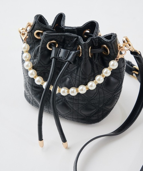 MIIA（ミーア）の「キルティングドローストリングBAG（ハンドバッグ・レディース・ブラック/オフホワイト・FREE）」の4枚目の写真