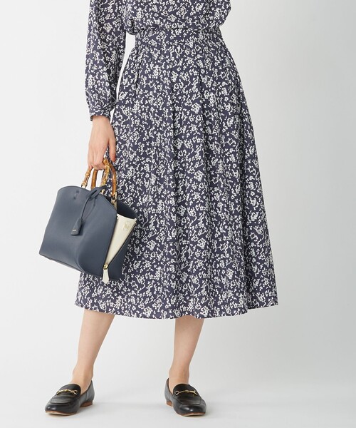 J.PRESS（ジェイプレス）の「【洗える】ポリエステルデシンフラワープリント スカート（スカート・レディース・ネイビー系5/ライラック系5・11/9/7）」の2枚目の写真