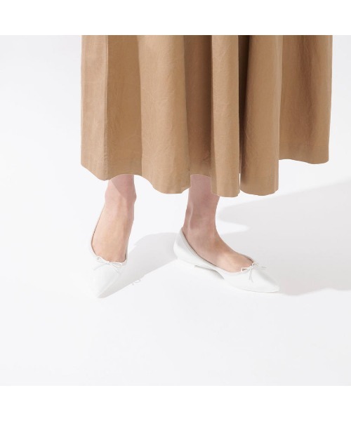 TEMPERATE（テンパレイト）の「IRMA （TEMPERATE/テンパレイト） ポインテッドトゥ バレエシューズ（パンプス・レディース・ブラック/オフホワイト/グレー/ボルドー/ライトグレー/ライトグリーン/レッド/ベージュ/ネイビー/オレンジ/パープル/グリーン・38/39/40/37/36/41）」の2枚目の写真