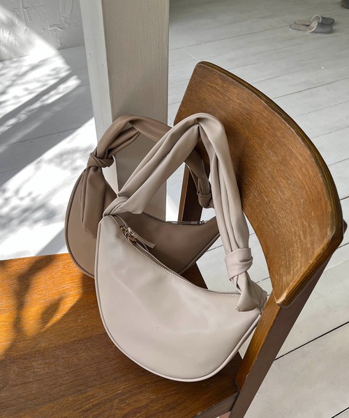 CAPRICIEUX LE'MAGE（カプリシューレマージュ）の「ソフトムーンショルダーバッグ（ショルダーバッグ・レディース・ベージュ/アイボリー/ブラック・FREE）」の2枚目の写真