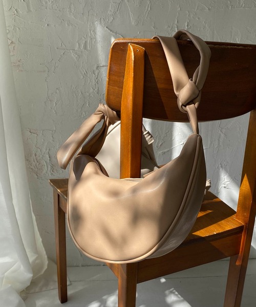 CAPRICIEUX LE'MAGE（カプリシューレマージュ）の「ソフトムーンショルダーバッグ（ショルダーバッグ・レディース・ベージュ/アイボリー/ブラック・FREE）」の4枚目の写真