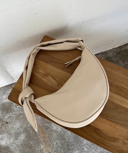CAPRICIEUX LE'MAGE（カプリシューレマージュ）の「ソフトムーンショルダーバッグ（ショルダーバッグ・レディース・ベージュ/アイボリー/ブラック・FREE）」の13枚目の写真