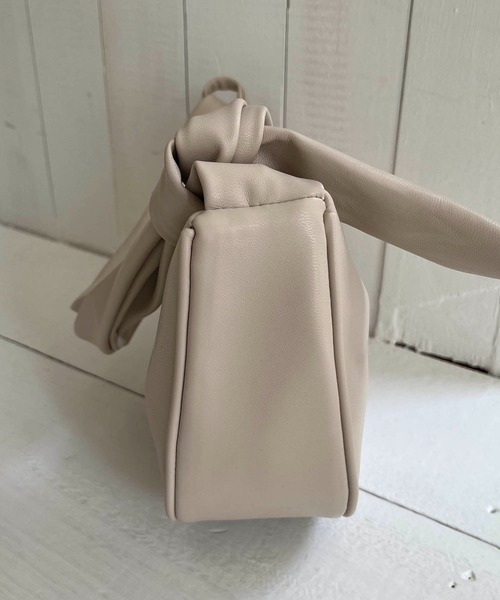 CAPRICIEUX LE'MAGE（カプリシューレマージュ）の「ソフトムーンショルダーバッグ（ショルダーバッグ・レディース・ベージュ/アイボリー/ブラック・FREE）」の14枚目の写真