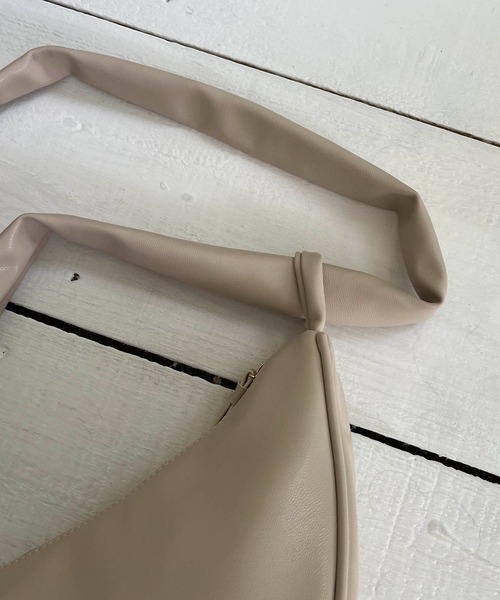 CAPRICIEUX LE'MAGE（カプリシューレマージュ）の「ソフトムーンショルダーバッグ（ショルダーバッグ・レディース・ベージュ/アイボリー/ブラック・FREE）」の15枚目の写真