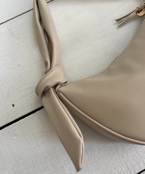 CAPRICIEUX LE'MAGE（カプリシューレマージュ）の「ソフトムーンショルダーバッグ（ショルダーバッグ・レディース・ベージュ/アイボリー/ブラック・FREE）」の17枚目の写真