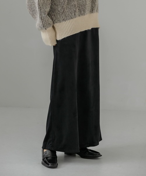 KBF（ケイビーエフ）の「ベロアセミフレアスカート（スカート・レディース・ライトベージュ/ブルー/ブラック・ONE）」の2枚目の写真