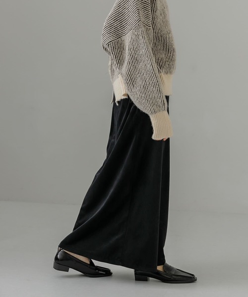 KBF（ケイビーエフ）の「ベロアセミフレアスカート（スカート・レディース・ライトベージュ/ブルー/ブラック・ONE）」の11枚目の写真