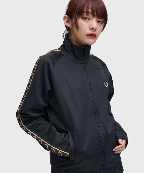 FRED PERRY（フレッドペリー）の「新色先行予約受付中／Contrast Tape Track Jacket／フレッドペリートラックジャケット（ジャージ・レディース・ネイビー/グレー/グレイッシュブルー/ブラウン/ネイビー系/ホワイト/ブラック/ホワイト系その他/カーキ/モカ/ブラック系その他/チャコールグレー/オフホワイト/グレー系その他/ブラウン系その他/ブラック系その他2/サックスブルー/シアン/モスグリーン/オートミール/ブラック系その他3/ネイビー系1/ネイビー系2/ベージュ/ライトオリーブ/ブラック系その他4/ホワイト系その他2/ネイビー系3/ブルー/ホワイト系その他3/ライトグリーン/ブラック×ゴールド/ダークネイビー/マルーン/ダークブルー/ライトベージュ・L/S/XL/M）」の9枚目の写真