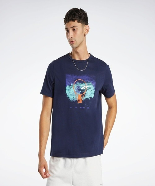Reebok(リーボック)の「バスケットボールリムショートスリーブT / BB BASKETBALL AAWH RIM SS(Tシャツ/カットソー・メンズ・ネイビー/ブルーパープル・LARGE/MEDIUM/XX-LARGE/XXX-LARGE/X-LARGE/SMALL)」の2枚目の写真