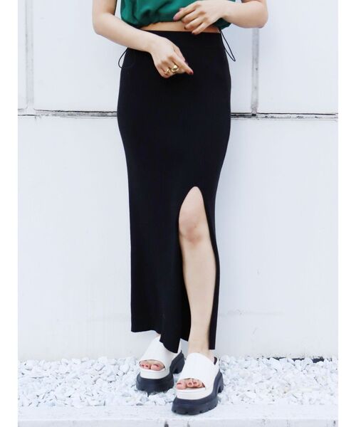 EVRIS（エヴリス）の「ディープスリットリブロングスカート【セットアップ着用可能】（スカート・レディース・ブラック/ネイビー/オレンジ・FREE）」の2枚目の写真