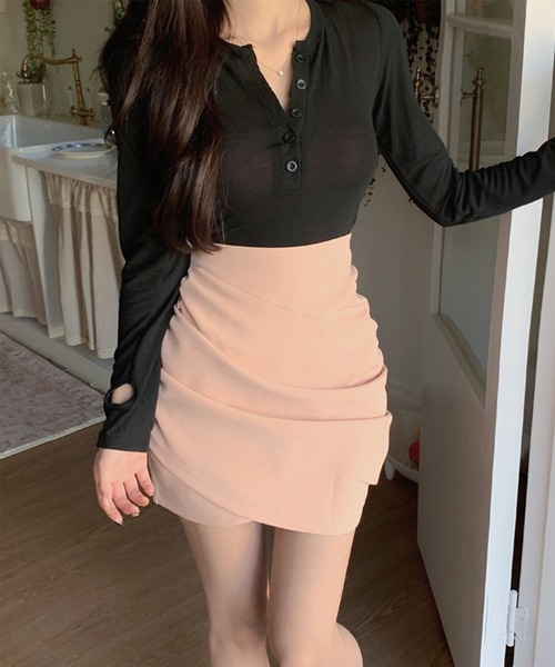 Jasmine Grandiflorum（ジャスミングランディフローラム）の「【Jasmine】ハイウエストタックミニスカート（スカート・レディース・ブラック/ピンク/ホワイト・MEDIUM/LARGE/SMALL）」の3枚目の写真