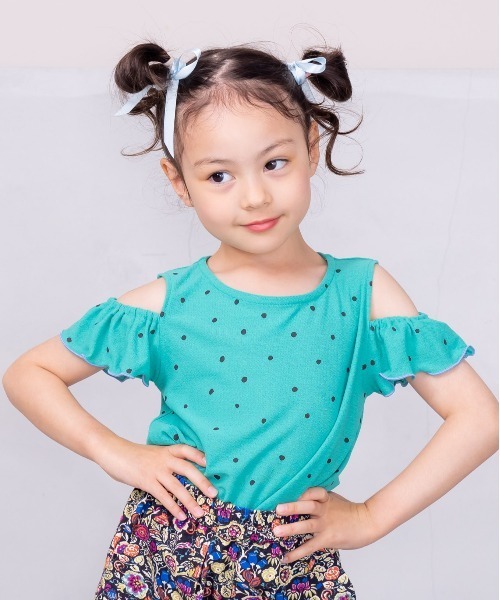 CALMIA（カルミア）の「オフショルダーカットソー(90～150cm)（Tシャツ/カットソー・キッズ・ベージュ/グリーン/レッド/ピンク/ライトブルー・90/100/110/120/130/140/150）」の2枚目の写真