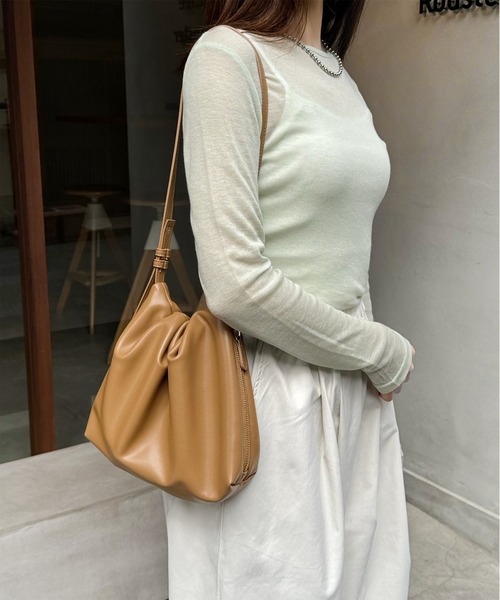 LE MORE（リモア）の「《新色追加！！》《ジップカラー２種類》ワンハンドルギャザーショルダーバッグ（ショルダーバッグ・レディース・ブラック/シルバー/アイボリー/ブラウン/ダークブラウン/ブラウン系その他2/ブラック系その他/シルバー系その他/ホワイト系その他・FREE）」の10枚目の写真