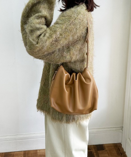 LE MORE（リモア）の「《新色追加！！》《ジップカラー２種類》ワンハンドルギャザーショルダーバッグ（ショルダーバッグ・レディース・ブラック/シルバー/アイボリー/ブラウン/ダークブラウン/ブラウン系その他2/ブラック系その他/シルバー系その他/ホワイト系その他・FREE）」の14枚目の写真