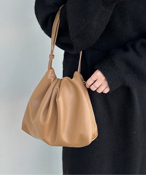 LE MORE（リモア）の「《新色追加！！》《ジップカラー２種類》ワンハンドルギャザーショルダーバッグ（ショルダーバッグ・レディース・ブラック/シルバー/アイボリー/ブラウン/ダークブラウン/ブラウン系その他2/ブラック系その他/シルバー系その他/ホワイト系その他・FREE）」の15枚目の写真