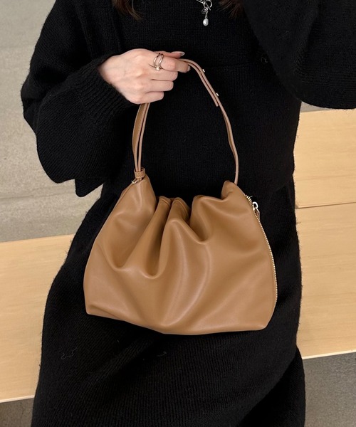 LE MORE（リモア）の「《新色追加！！》《ジップカラー２種類》ワンハンドルギャザーショルダーバッグ（ショルダーバッグ・レディース・ブラック/シルバー/アイボリー/ブラウン/ダークブラウン/ブラウン系その他2/ブラック系その他/シルバー系その他/ホワイト系その他・FREE）」の16枚目の写真