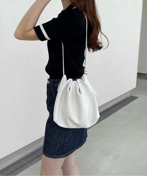 LE MORE（リモア）の「《新色追加！！》《ジップカラー２種類》ワンハンドルギャザーショルダーバッグ（ショルダーバッグ・レディース・ブラック/シルバー/アイボリー/ブラウン/ダークブラウン/ブラウン系その他2/ブラック系その他/シルバー系その他/ホワイト系その他・FREE）」の21枚目の写真