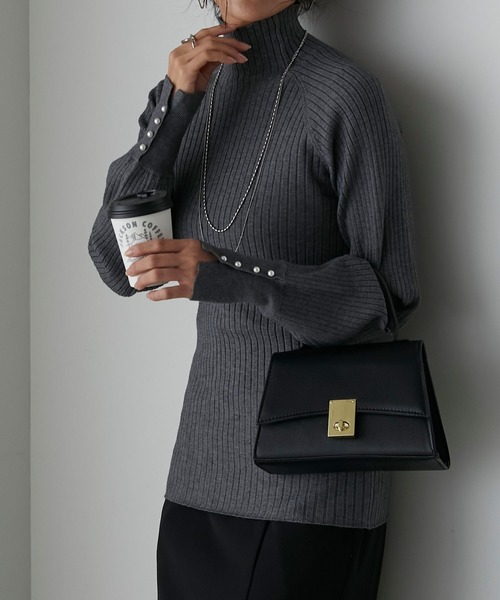 Anss.me（アンスミー）の「【Anss.me】【吸湿発熱】袖口パールボタンハイネックリブニットプルオーバー（ニット/セーター・レディース・バーガンディー/ブラック/アイボリー/チャコールグレー/モカ・FREE）」の3枚目の写真