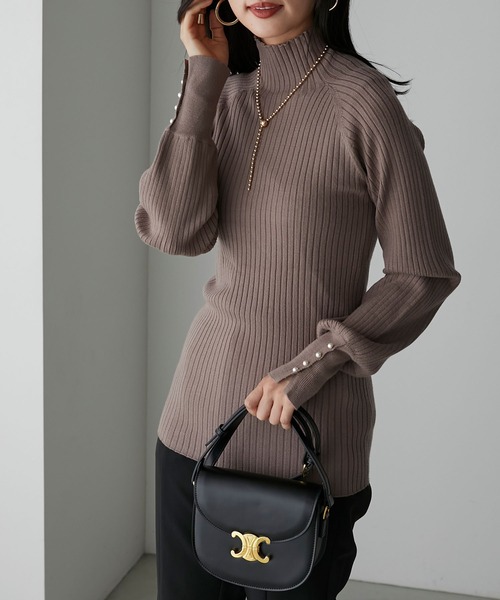 Anss.me（アンスミー）の「【Anss.me】【吸湿発熱】袖口パールボタンハイネックリブニットプルオーバー（ニット/セーター・レディース・バーガンディー/ブラック/アイボリー/チャコールグレー/モカ・FREE）」の4枚目の写真