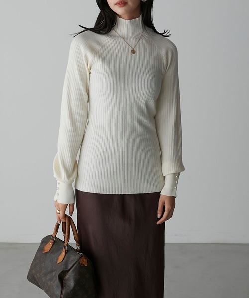 Anss.me（アンスミー）の「【Anss.me】【吸湿発熱】袖口パールボタンハイネックリブニットプルオーバー（ニット/セーター・レディース・バーガンディー/ブラック/アイボリー/チャコールグレー/モカ・FREE）」の6枚目の写真