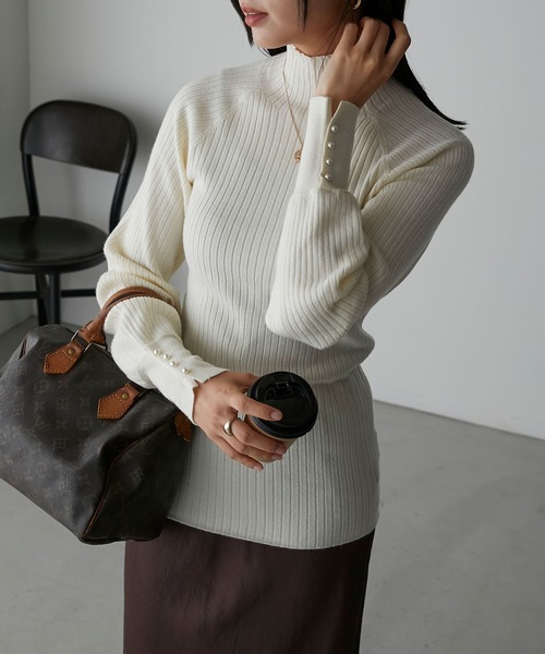 Anss.me（アンスミー）の「【Anss.me】【吸湿発熱】袖口パールボタンハイネックリブニットプルオーバー（ニット/セーター・レディース・バーガンディー/ブラック/アイボリー/チャコールグレー/モカ・FREE）」の9枚目の写真