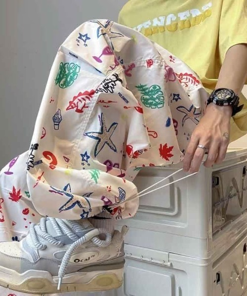 MGV（エムジーヴィー）の「グラフィティプリントパラシュートパンツ（その他パンツ・メンズ・ホワイト・MEDIUM/LARGE/X-LARGE）」の2枚目の写真