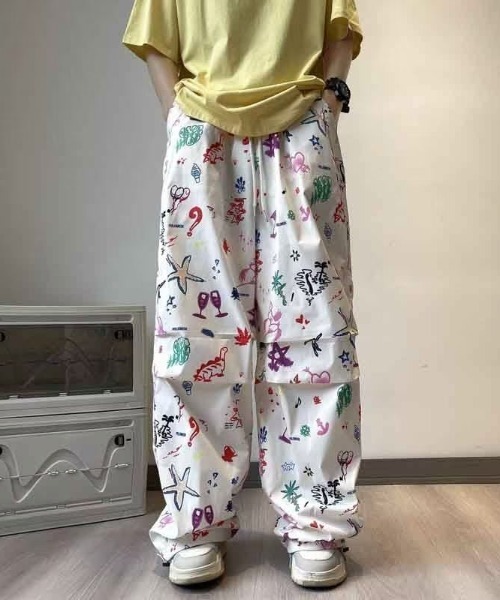 MGV（エムジーヴィー）の「グラフィティプリントパラシュートパンツ（その他パンツ・メンズ・ホワイト・MEDIUM/LARGE/X-LARGE）」の3枚目の写真