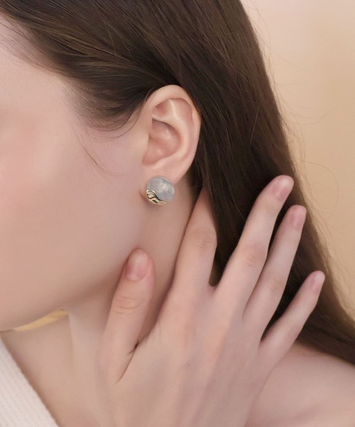 CEMONEMO(セモネモ)の「ニュアンス マーブル メタル ピアス(ピアス(両耳用)・レディース・アイボリー/マスタード/グレー・FREE)」の5枚目の写真
