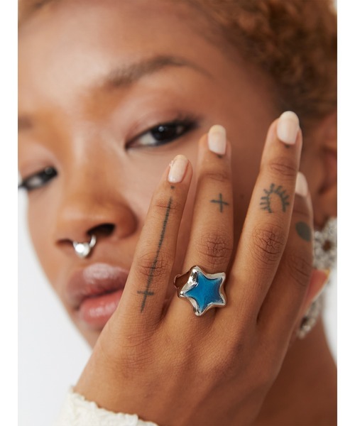 PAMEO POSE（パメオポーズ）の「Charming Sign Ring（リング・レディース・ブルー/ピンク・9号/11号）」の4枚目の写真