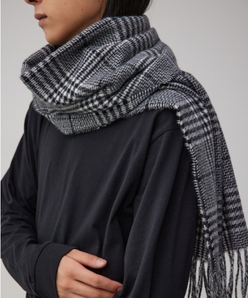 AZUL by moussy（アズールバイマウジー）の「ソフトタッチマフラー（マフラー・メンズ・ブラック/ベージュ系その他/アイボリー/ブルー/ブラック系その他/グレー・FREE）」の4枚目の写真
