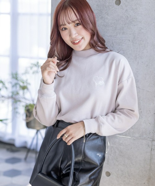 clear(クリア)の「ハート刺繍裾ドロストショート丈スウェット(スウェット・レディース・ブラック/グレイッシュベージュ・F)」の1枚目の写真