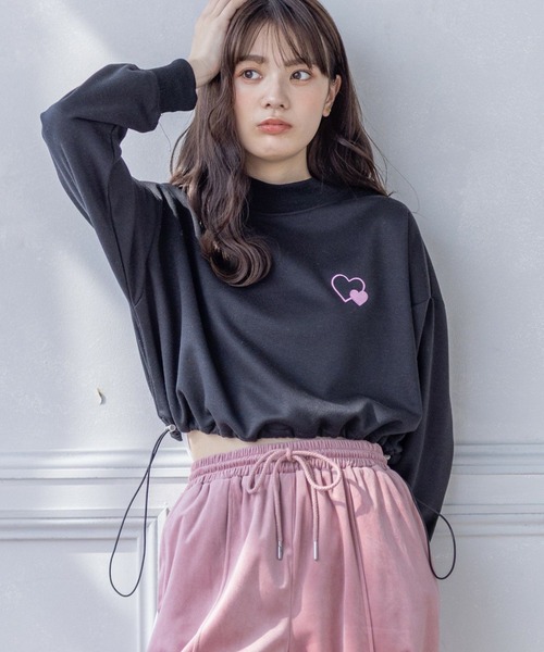 clear(クリア)の「ハート刺繍裾ドロストショート丈スウェット(スウェット・レディース・ブラック/グレイッシュベージュ・F)」の2枚目の写真