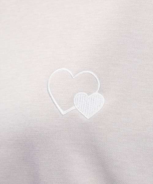 clear(クリア)の「ハート刺繍裾ドロストショート丈スウェット(スウェット・レディース・ブラック/グレイッシュベージュ・F)」の4枚目の写真