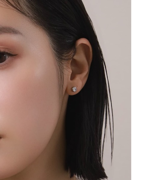 LHME（エルエイチエムイー）の「【WEB限定】”Enhance”一粒ピアス/ジルコニア/サージカルステンレス（金属アレルギー対応）【LHME / エルエイチエムイー】（ピアス（両耳用）・レディース・シルバー/ゴールド・ONE SIZE）」の2枚目の写真