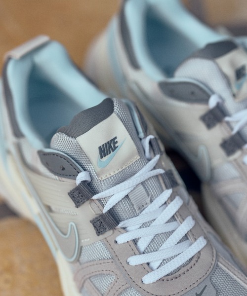 NIKE（ナイキ）の「W V2K RUN FZ3596-072（スニーカー）」 - WEAR