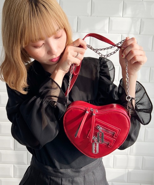 GOLDS♡ビジューハートバックル付き♡肩出し♡オフショルダートップス♡ブラック √nuage（ルートニュアージュ）の「カミソリチャームハートショルダー